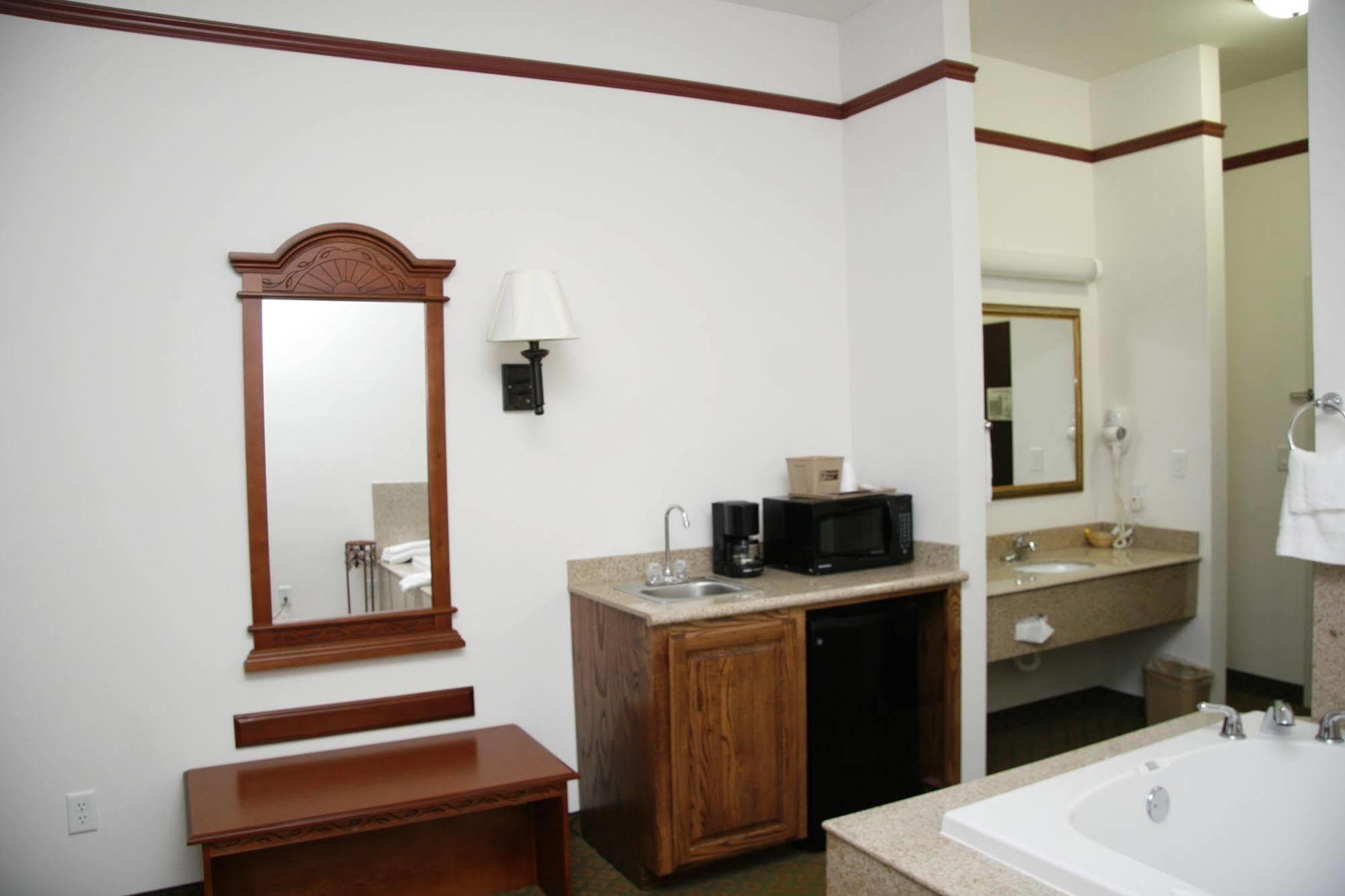 Budget Host Inn And Suites Cameron Екстериор снимка